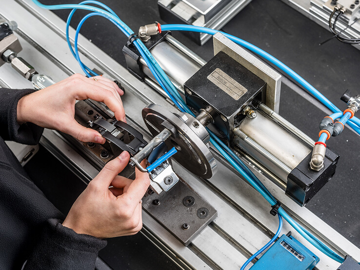 Life cycle testing of a ski boot buckle hook