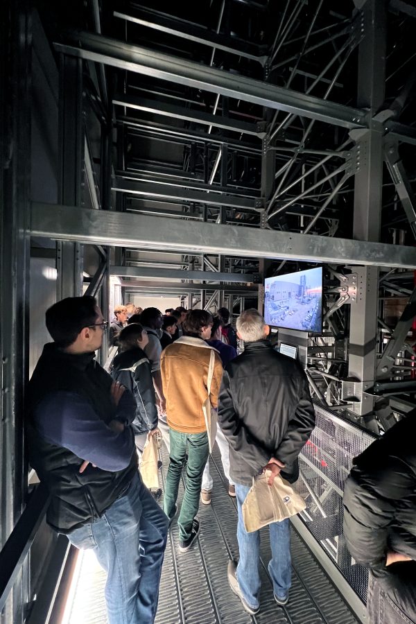 studenti in visita magazzino verticale